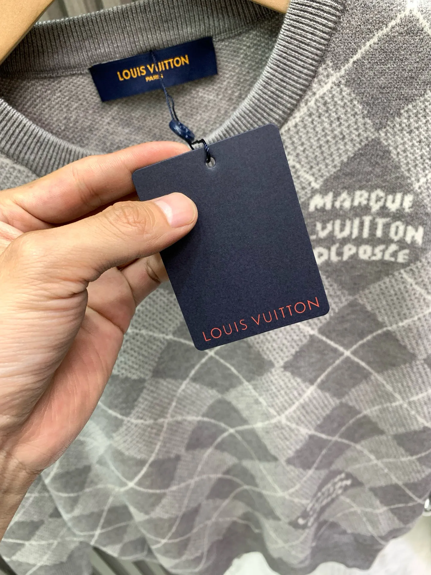 🅿️380 🀄️ Louis Vuitton Louis Vuitton 25*1v diamond plaid cashmere sweater 𝟮5 new autumn and winter products, a must-have~ Love the college style diamond pattern design. Each item is a hot item this year. Made of wool blended fabrics, dyed and custom-woven dyed yarn, multi-sand mouth intarsia technology, Japan Shima Seiki 36 yarn mouth intarsia machine, reverse thread machine knotting Then it is trimmed by hand. It will never come off. It uses half more material than the vest style. The dropped shoulder design adds a lot of relaxation. It will definitely kill all the same type of diamond sweaters~